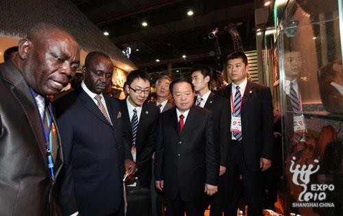 le président François Bozizé visitant le pavillon de la RCA le 25 septembre 2010