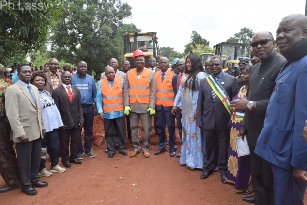 Le Premier ministre lance à Damara les travaux de réhabilitation de la route nationale n°4