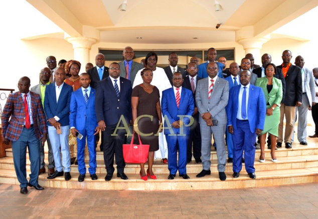Photo de famille du Ministre Nguinza et des délégués du séminaire