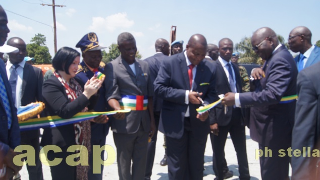 Faustin Archange Touadéra inaugurant le marché de Bimbo