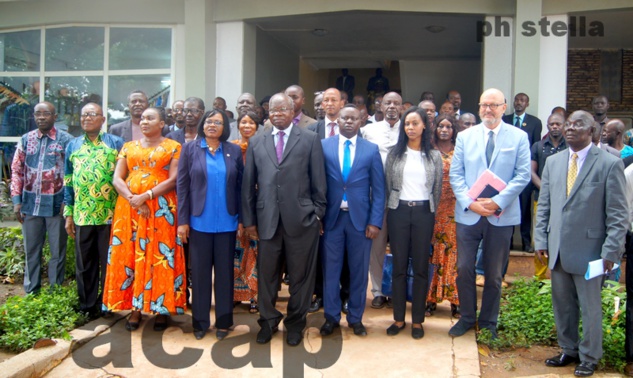 Photo de famille des participants réunis autour de Jean Wilibiro Sacko
