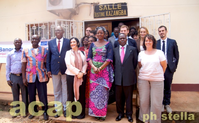 Photo de famille après le lancement des projets par Virginie Mbaïkoua (au centre)