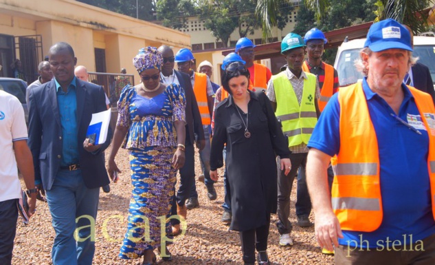 Samuela Isopi (centre), lors de sa visite sur un des chantiers