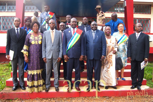 Photo de famille avec le président du Conseil économique et social, Alfred Taïnga Poloko (centre)