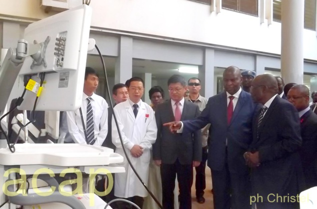 Faustin Archange Touadéra conversation avec la mission médicale chinoise dans le hall de l'hôpital de l'Amitié