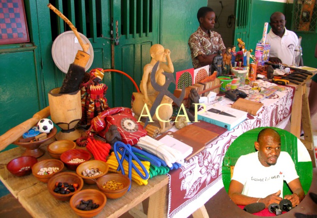 Échantillon des objets d'arts, en médaillon, le promoteur de la session, M. Ekomo