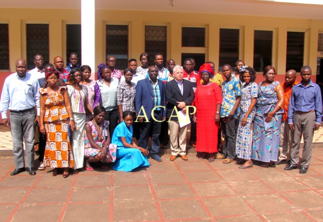 Photo de famille des journalistes avec le représentant résident de l'UNFPA, Marc GL Derveeuw