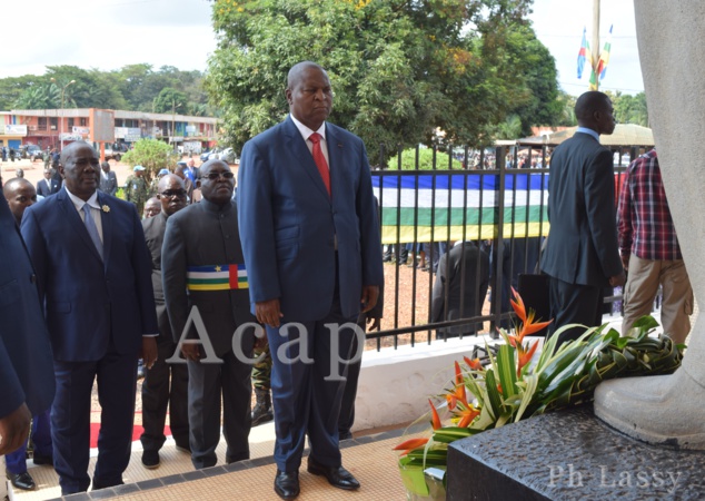 Faustin Archange Touadéra se recueillant au monument Boganda, le 13 août 2018