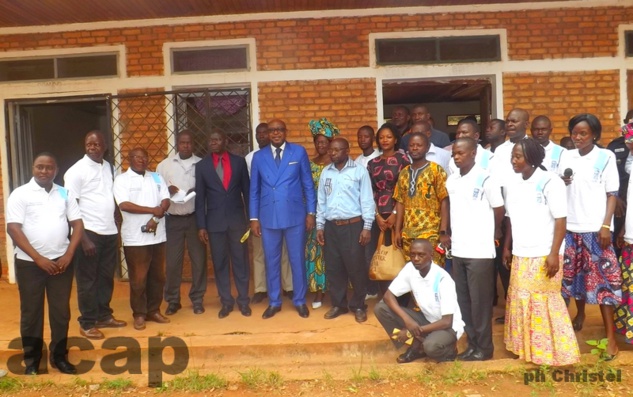 Photo de famille des participants avec le ministre Ange Maxime Kazagui (centre)