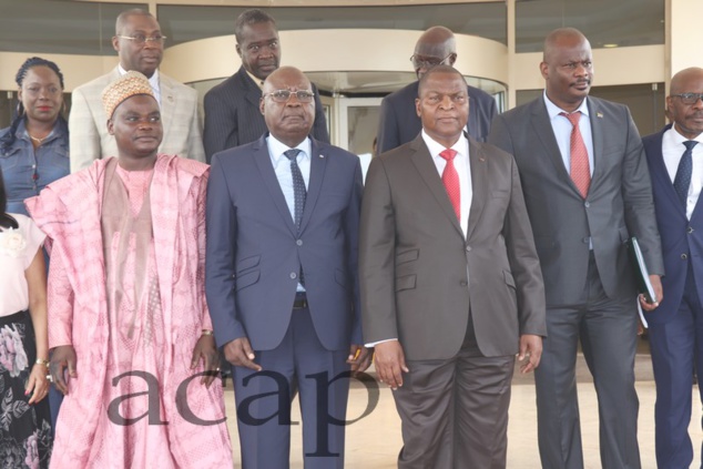 Photo de famille avec le chef de l'Etat et le Premier-ministre après le lancement du projet