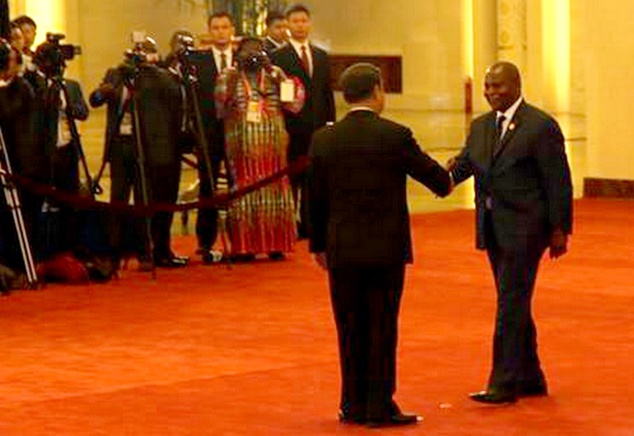 Le président chinois congratulant son homologue centrafricain, à la fin de son discours