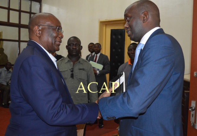 Salutations entre Abdou Karim Meckassoua et Serge Gakwandi