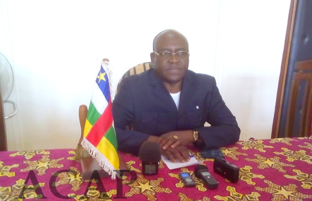 Emile Gros Raymond Nakombo, pendant sa conférence de presse