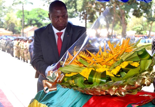 Le président Faustin Archange Touadéra déposant une gerbe de fleurs sur le cercueil du Colonel Aimé Banga Le président Faustin Archange Touadéra déposant une gerbe de fleurs sur le cercueil du Colonel Aimé Banga