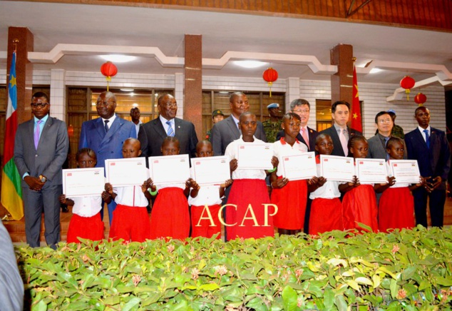 Photo de famille des officiels avec les élèves bénéficiaires du "prix d'Ambassadeur de Chine"