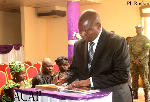 Signature à Bangui du livre de condoléances en mémoire du Ministre Silvère Simplice Ngarso