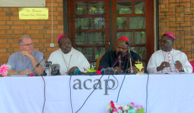 Les membres de la CECA autour du Cardinal Nzapalaïnga, lors de la conférence de presse