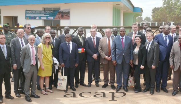 Photo de famille avec le Président Touadéra après le lancement officiel du projet à Bimbo