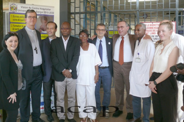Stefano Manservisi en compagnie des responsables du complexe pédiatrique de Bangui
