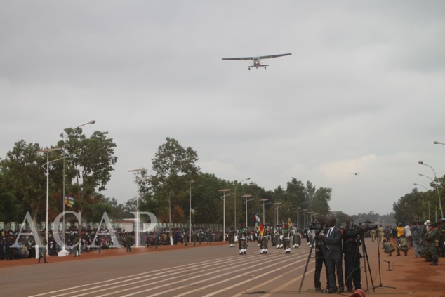 Le passage de deux aéronefs pendant la parade militaire marque la montée en puissance des Forces armées centrafricaines (FACA) Le passage de deux aéronefs pendant la parade militaire marque la montée en puissance des Forces armées centrafricaines (FACA)