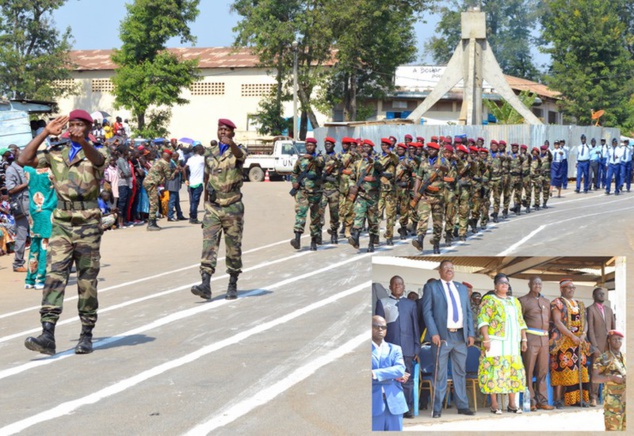 Ici, le passage des militaires, en encadré, les autorités