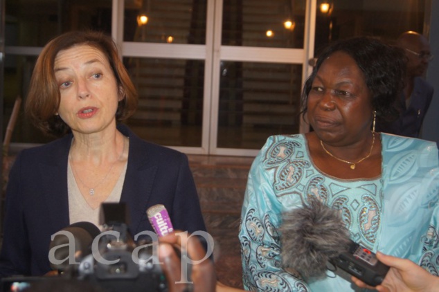 Les ministres Florence Parly et Marie-Noëlle Koyara, le 10 décembre à l'aéroport de Bangui M'poko