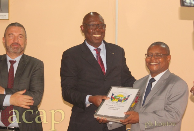 Christophe Carret en compagnie des ministres Félix Moloua et Pierre Somsé, après la signature de la convention Christophe Carret en compagnie des ministres Félix Moloua et Pierre Somsé, après la signature de la convention