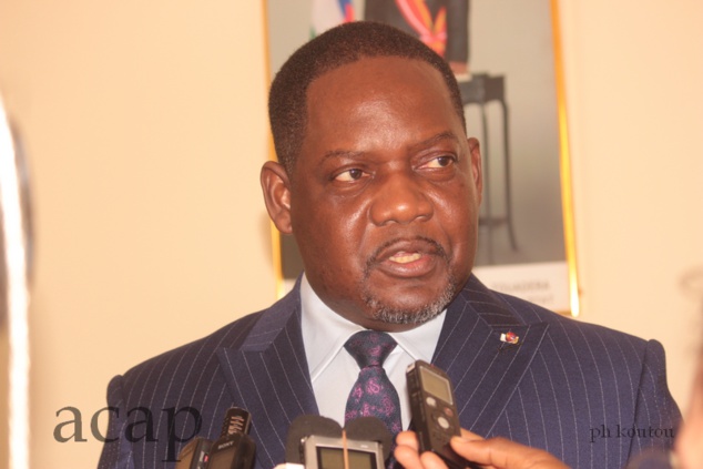 Firmin Ngrébada, chef de la délégation gouvernementale, répondant à la presse à l'aéroport de Bangui M'poko Firmin Ngrébada, chef de la délégation gouvernementale, répondant à la presse à l'aéroport de Bangui M'poko