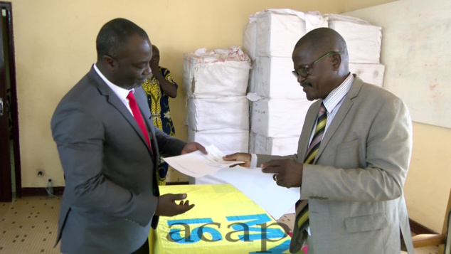 Igor Tola-Kogadou recevant le chèque des mains de Grégoire Zowaye