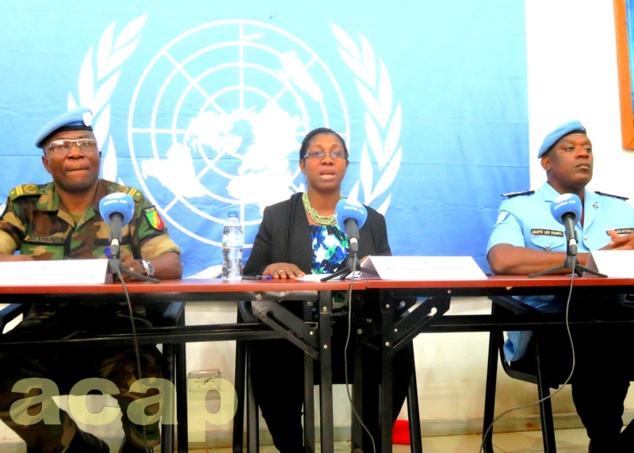 Uwolowulakana Ikavi-Gbétanu (au centre) et les porte-parole de la Force et de la police de la MINUSCA (archives) Uwolowulakana Ikavi-Gbétanu (au centre) et les porte-parole de la Force et de la police de la MINUSCA (archives)