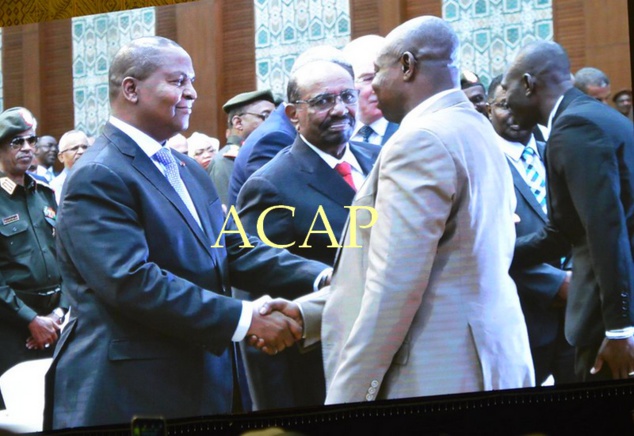 Poignée de main entre le président Faustin Archange Touadéra (g) et Martin Koumta Madji, dit Abdoulaye Miskine, chef du Front pour la démocratie en Centrafrique (FDPC) Poignée de main entre le président Faustin Archange Touadéra (g) et Martin Koumta Madji, dit Abdoulaye Miskine, chef du Front pour la démocratie en Centrafrique (FDPC)