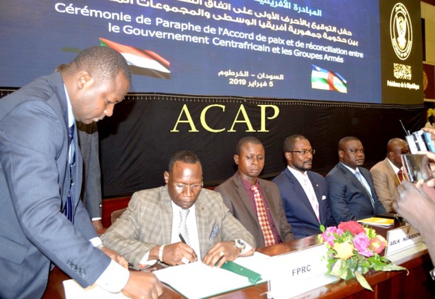 Le paraphe de l'accord de paix par les leaders des quatorze groupes armés, en première ligne, Nourrédine Adam du FPRC Le paraphe de l'accord de paix par les leaders des quatorze groupes armés, en première ligne, Nourrédine Adam du FPRC