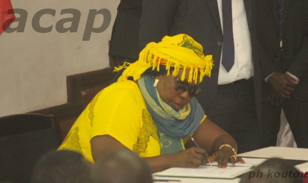 Esther Guétel signant l'accord global de paix pour le compte de la tendance baptisée "Bélanga" du mouvement Révolution et Justice