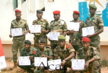 Des éléments des FACA achèvent une formation de démineur et de magasinier de munitions