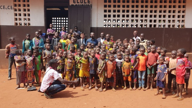 Photo de famille regroupant les officiels et les élèves de l'école de Yoro