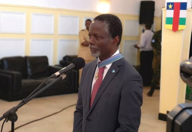 Parfait Onanga Anyanga arborant sa cravate de commandeur fraîchement reçu au palais de la Renaissance à Bangui Parfait Onanga Anyanga arborant sa cravate de commandeur fraîchement reçu au palais de la Renaissance à Bangui