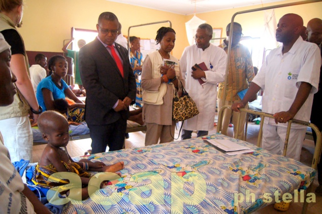Le ministre Pierre Somsé visitant des enfants malnutris au complexe pédiatrique de Bangui, le 12 juillet 2018 (archives ACAP) Le ministre Pierre Somsé visitant des enfants malnutris au complexe pédiatrique de Bangui, le 12 juillet 2018 (archives ACAP)
