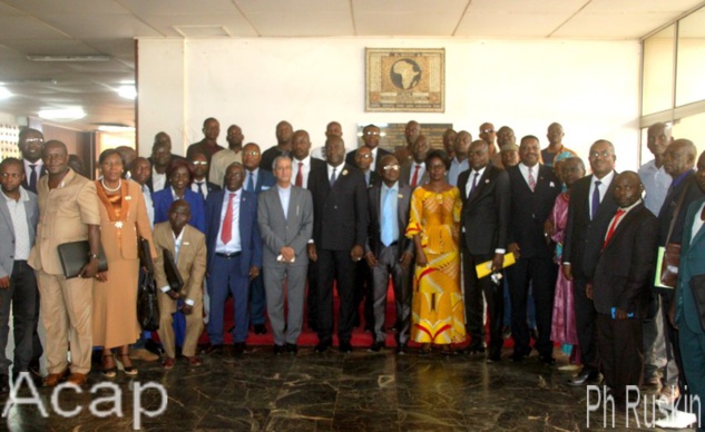 Photo de famille après la séance extraordinaire du Conseil économique et social