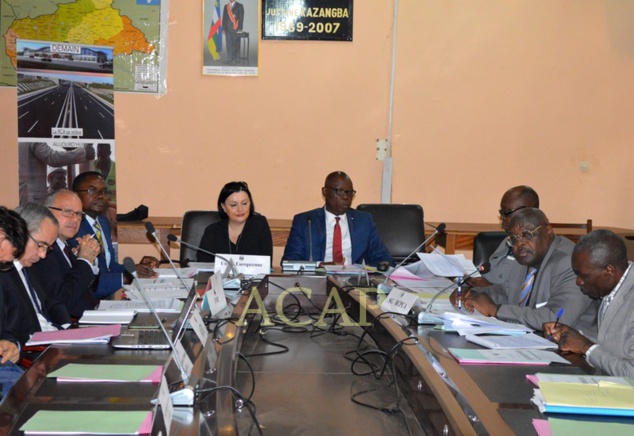 Samuela Isopi et Félix Moloua (au fond), lors d'une réunion sur le Plan de relèvement (RCPCA) au ministère du Plan à Bangui (archives ACAP)