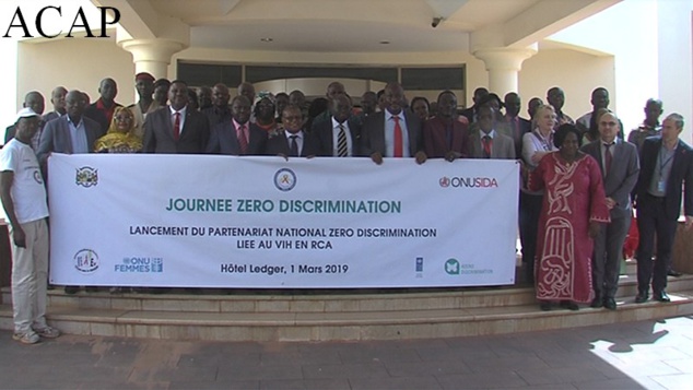 Photo de famille après le lancement du partenariat national "Zéro discrimination"