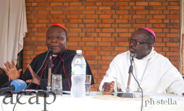 Monseigneur Dieudonné Nzapalaïnga, lors de sa conférence de presse en compagnie de Richard Appora, l'évêque de Bambari