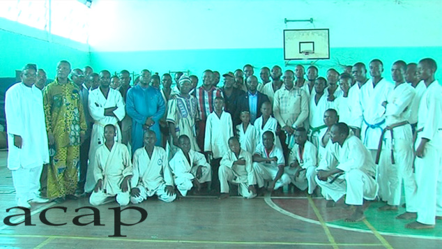 Photo de famille après le lancement des activités de la fédération de karaté