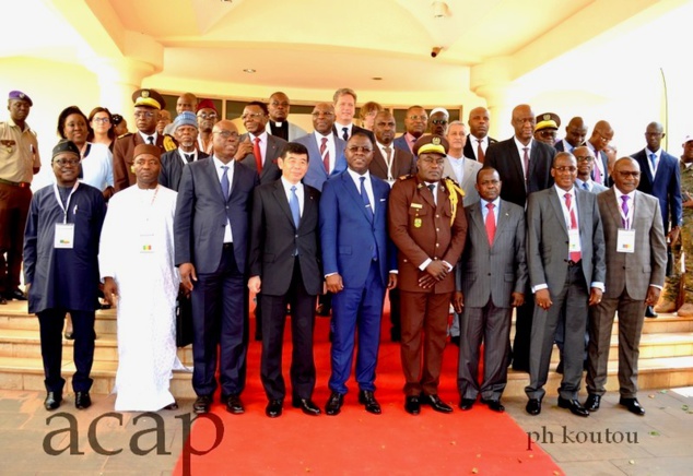 Photo de famille des Directeurs généraux des douanes de l'AOC et de quelques membre du gouvernement centrafricain