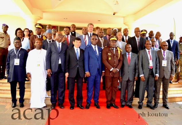 Photo de famille des Directeurs généraux des douanes de l'AOC et de quelques membre du gouvernement centrafricain Photo de famille des Directeurs généraux des douanes de l'AOC et de quelques membre du gouvernement centrafricain