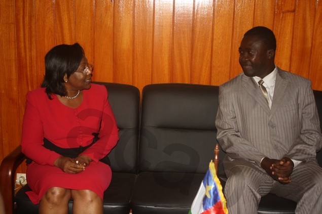La Directrice Générale adjointe de l’Organisation Africaine de la Propriété Intellectuelle (OAPI), Mme Juliette Ayité et le ministre de la Communication Mr Alfred Tainga-Poloko La Directrice Générale adjointe de l’Organisation Africaine de la Propriété Intellectuelle (OAPI), Mme Juliette Ayité et le ministre de la Communication Mr Alfred Tainga-Poloko