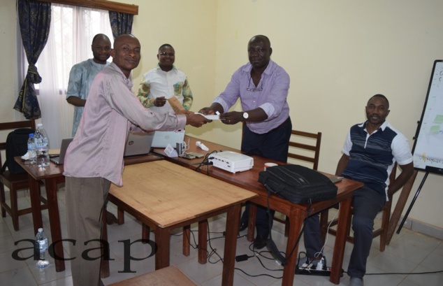 Remise de certificat à l'un des apprenants de la 50ème session