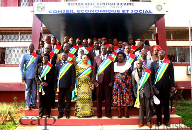 Photo de famille des conseillers, après la clôture de la première session 2019