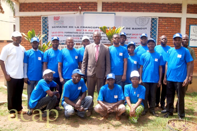 Photo de famille des participants autour d'Anicet Doumous