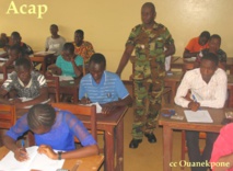 les candidats en train de composer, avec un cadre militaire au centre
