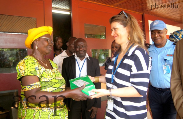 Mme Julie Ewango Ndouwa recevant le matériel remis par le PNUD